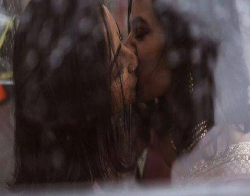 ছবিতে দেখা যাচ্ছে ঝিরঝিরে বৃষ্টিতে স্বচ্ছ ছাতার নীচে দুই তরুণীকে। একটি ছবিতে তো দু’জনে মগ্ন গভীর চুম্বনে। নেটিজেনরা কিন্তু অশালীনতা খুঁজে পাননি। বরং, জীবনসঙ্গীকে নিঃশর্ত ভাবে ভালবাসার অঙ্গীকার খুঁজে পেয়েছেন।