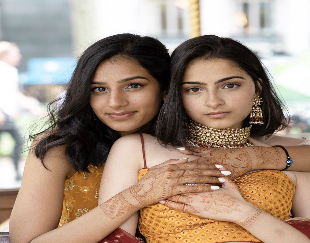 উজান স্রোতে পাড়ি দেওয়া দুই তরুণীকে ভালবাসার প্রতীক হিসেবে দেখছেন নেটিজেনরা। তাঁদের লেহঙ্গা, মানানসই ভারী গয়নায় দু’দেশের সংস্কৃতিও সুন্দর ভাবে ফুটে উঠেছে, অনেকেই লিখেছেন কমেন্ট-বক্সে।