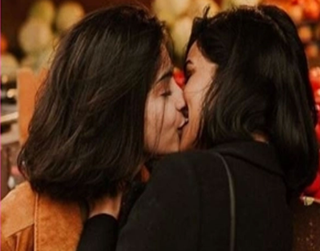 ভারত পাকিস্তান মানেই হিন্দু-মুসলিম বিভাজন বা প্রতিহিংসার রক্ত নয়। দম্পতি মানেই নারী পুরষ নয়। এরকমই অনেকগুলো ‘হ্যাঁ’-কে ‘না’, আর ‘না’-কে ‘হ্যাঁ’ করে বাজিমাত দুই তরুণীর।                          ছবি: সোশ্যাল মিডিয়া