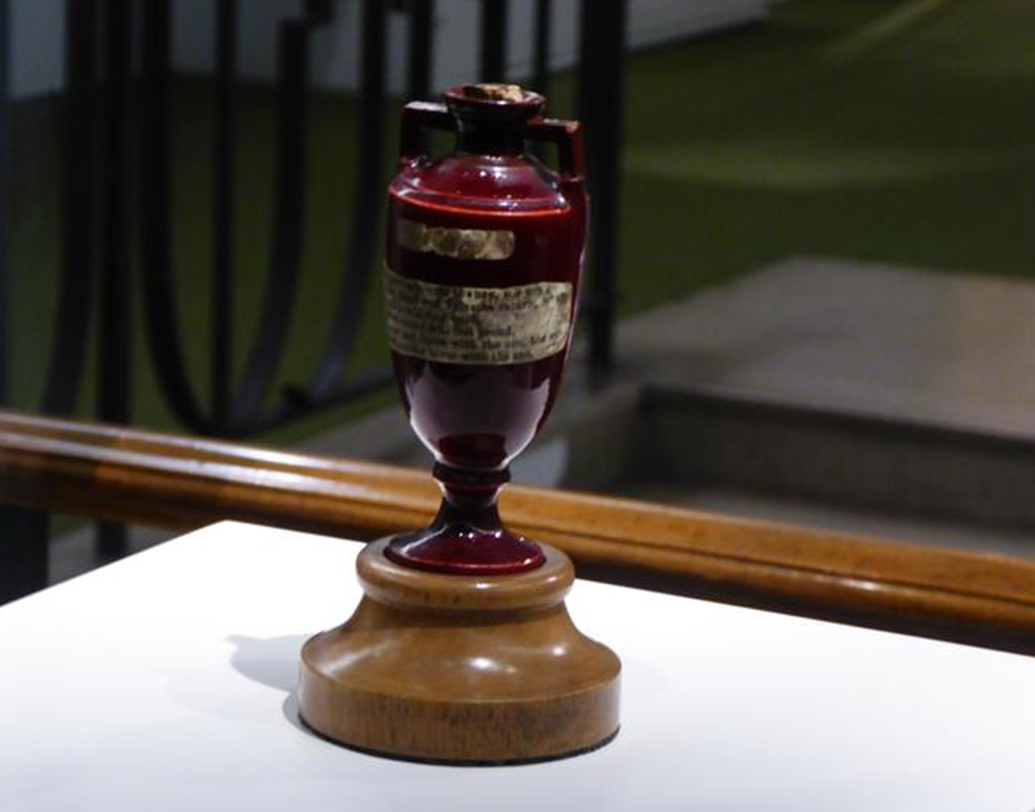 এখন যে ছোট্ট ট্রফিটা দেখা যায় সেটা আসলে রেপ্লিকা। এর আসলটা রাখা আছে লর্ডসের বিখ্যাত এমসিসি মিউজিয়ামে। আসল অ্যাশেজ ইংল্যান্ডের বাইরে গিয়েছে দু’বার। ১৯৮৮ সালে দ্বিশততমবর্ষীয় অ্যাশেজ সিরিজের সময় এবং ২০০৬-০৭ সালে এক প্রদর্শনীর সময়।