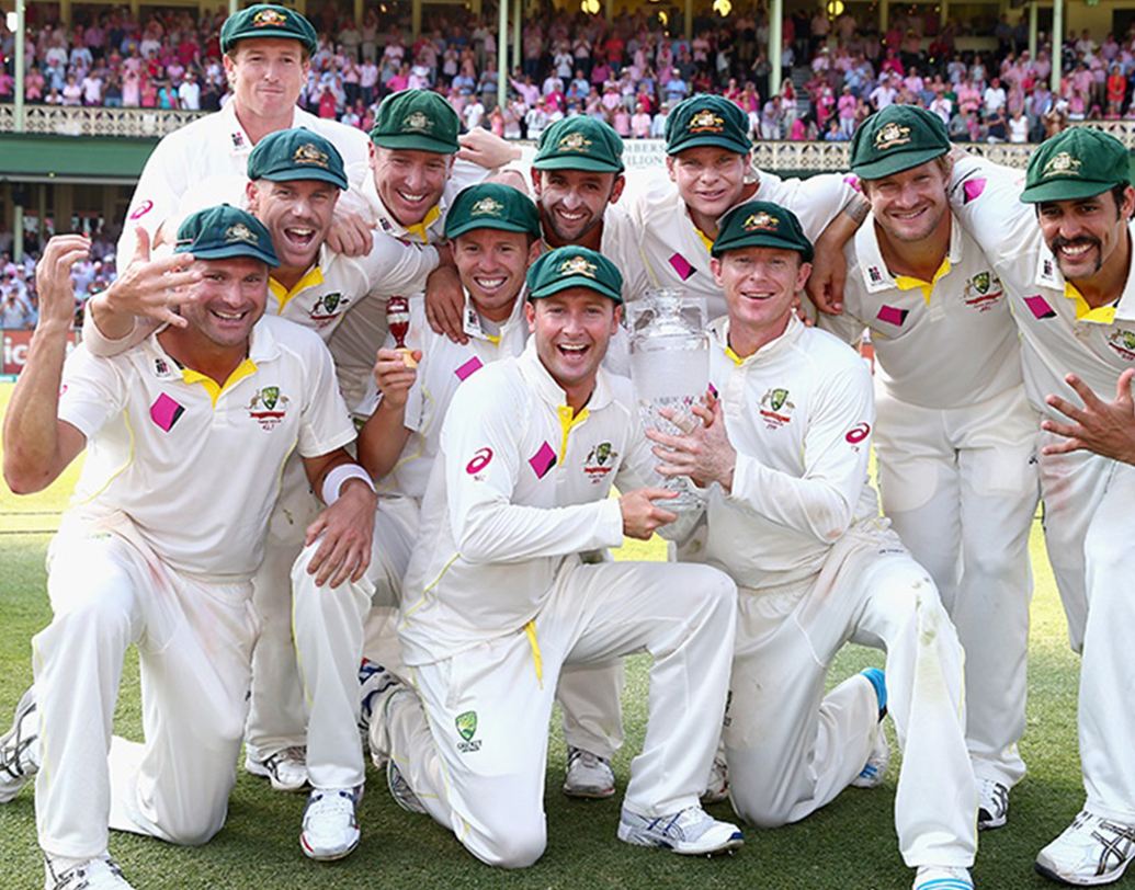 আজ অবধি ইংল্যান্ড কখনওই অস্ট্রেলিয়াকে হোয়াইটওয়াশ করতে পারেনি। কিন্তু সেই রেকর্ড অজিরা অর্জন করেছে তিনবার। ১৯২০-২১, ২০০৬-০৭ এবং ২০১৩-১৪ সালে ইংরেজ দম্ভ গুঁড়িয়ে দিয়েছিল ব্যাগি গ্রিন বাহিনী। ইংল্যান্ডের সব থেকে বড় ব্যবধানে জয় ১৯৭৮-৭৯ সালে ছয় ম্যাচের অ্যাশেজ সিরিজে। তারা ৫-১ জেতে সেই সিরিজ।