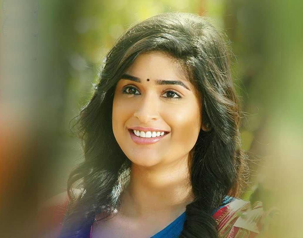 ১৯৭২ সালের ২০ এপ্রিল অঞ্জলার জন্ম ইংল্যান্ডের পোর্টসমাউথের প্রবাসী গুজরাতি পরিবারে। মাঝে মাঝেই বাবা মায়ের সঙ্গে ইংল্যান্ড থেকে ভারতে আসতেন আত্মীয় পরিজনদের কাছে।