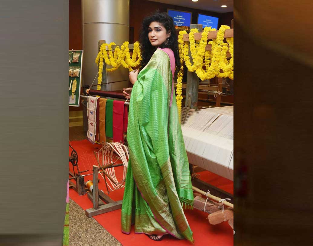 ছোটবেলা থেকেই তিনি ছিলেন হিন্দি ছবির পোকা। মনে মনে নিজেকে হিন্দি ছবির নায়িকা হিসেবে কল্পনাও করতেন। স্বপ্ন সত্যি হল এক অডিশনে। প্রায় দুশো জনের মধ্যে নির্বাচিত হলেন তিনি। বিনোদ খন্নার ছবি ‘হিমালয় পুত্র’-র নায়িকার ভূমিকায়।