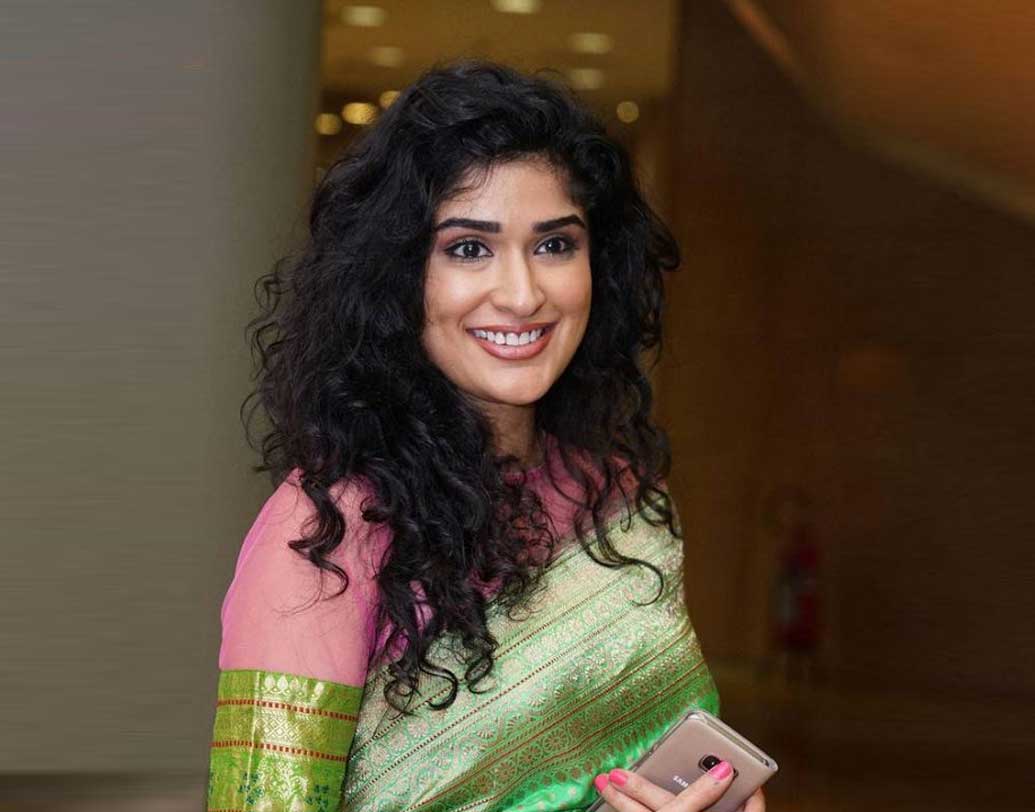 ‘হিমালয়পুত্র’ ছিল বিনোদের ছেলে অক্ষয় খন্নারও প্রথম ছবি। ছবিতে যখন অঞ্জলা অভিনয় করতে এসেছিলেন, তখন তিনি ছাত্রী। ইংল্যান্ডে এ লেভেল শেষ করার পরে প্রস্তুতি নিচ্ছিলেন মেডিক্যাল কোর্স করার। ভেবেছিলেন অভিনয়ের মাঝেই ফিরবেন পড়াশোনায়। কিন্তু তা আর হয়নি। অঞ্জলার মেডিক্যাল কোর্স আর করা হয়নি।