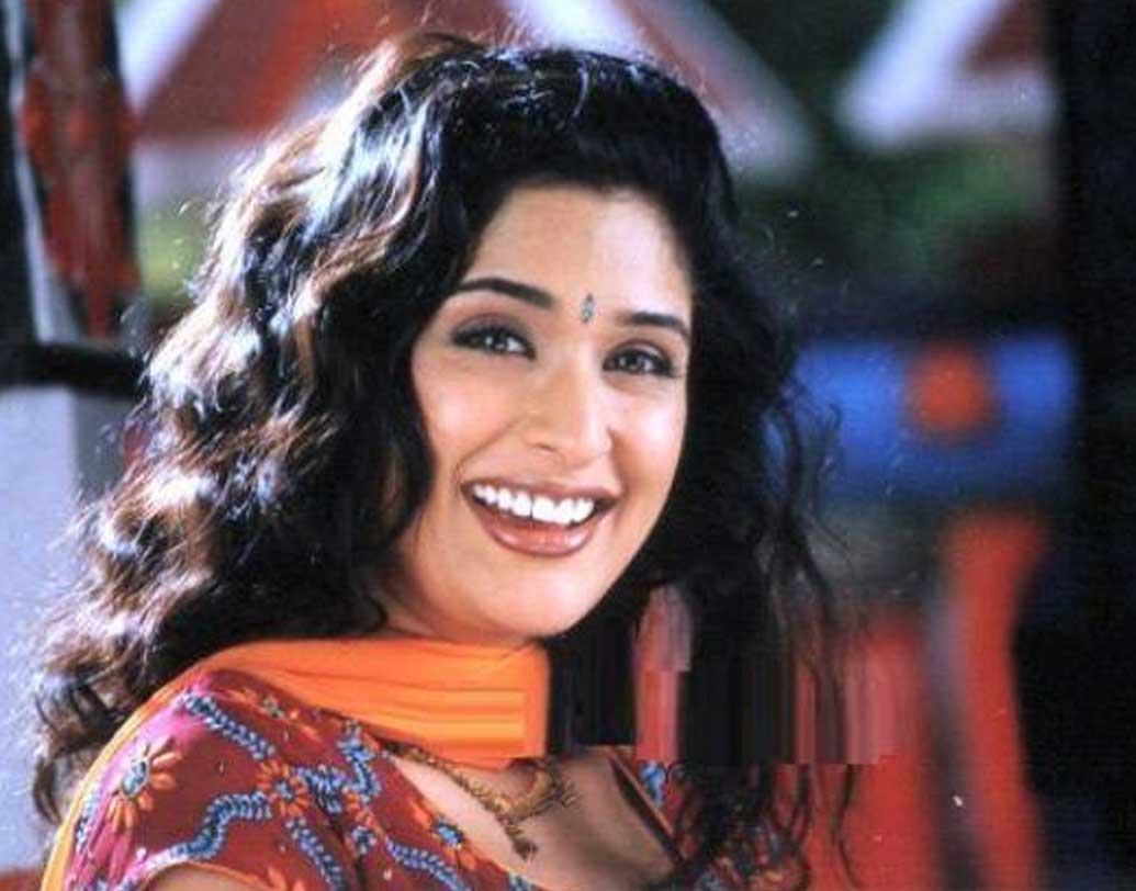 হিন্দির তুলনায় দাক্ষিণী ছবি তাঁকে নাম, যশ ও পারিশ্রমিক, সবই বেশি দিয়েছে। কিন্তু বলিউড বা দক্ষিণের টলিউড, দু’টি ইন্ডাস্ট্রিতেই তিনি ক্রমে পিছিয়ে পড়েন। প্রধান কারণ ছিল ভাষার সমস্যা।