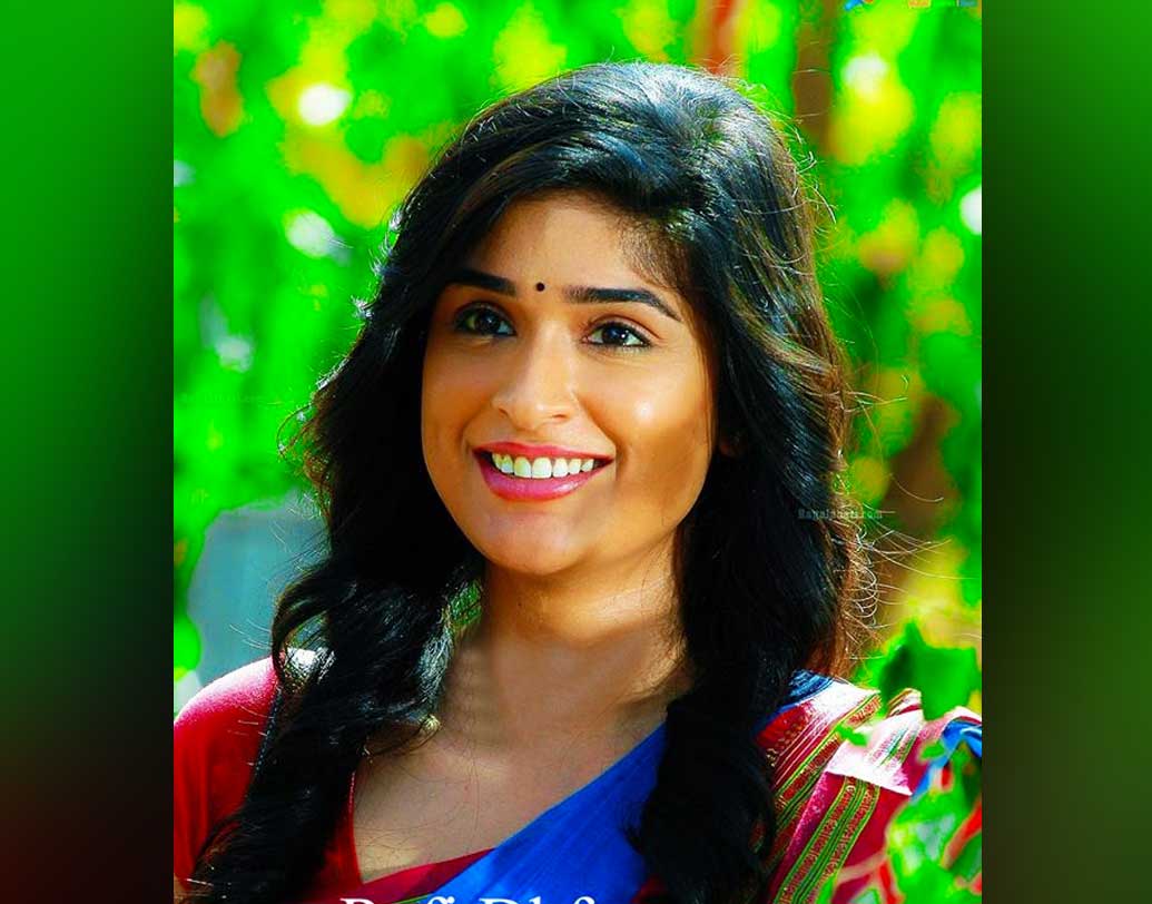 অঞ্জলার মাতৃভাষা ছিল গুজরাতি। তার উপর তিনি বড় হয়েছেন ইংল্যান্ডে। ফলে হিন্দি বা দক্ষিণ ভারতীয় ভাষা, দু’টি ক্ষেত্রেই তা আয়ত্তে আনতে সমস্যা ছিল তাঁর। নবাগতাদের সঙ্গে প্রতিযোগিতায় ক্রমশ পিছিয়ে পড়তে থাকেন তিনি।