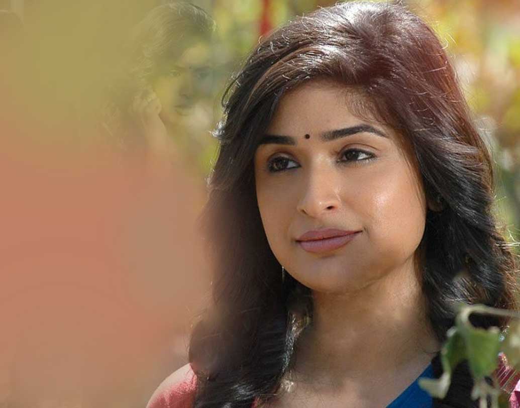 ক্রমশ কম কাজ করতে থাকায় এমনও অবস্থা হয়েছে যে দর্শকের মনে হয়েছে, অঞ্জলা কি আদৌ জীবিত? তাঁকে নিয়ে এই প্রশ্নে ইন্টারনেটে সার্চও এসেছে। তবে সে সব কেবল রটনা মাত্র। মডেল-অভিনেতা স্বামী তরুণ অরোরার সঙ্গে তাঁর সংসার এখন মুম্বইয়ে। পর্দা থেকে দূরে হলেও ভালই আছেন অতীতের এই ইন্দো-ব্রিটিশ অভিনেত্রী।        ছবি : সোশ্যাল মিডিয়া