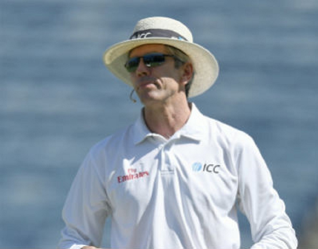 টেস্ট ম্যাচের ক্ষেত্রে এলিট প্যানেলে থাকা আম্পায়ার ম্যাচ পিছু পান প্রায় তিন হাজার মার্কিন ডলার যা ভারতীয় মুদ্রায় প্রায় দুই লক্ষ টাকা।