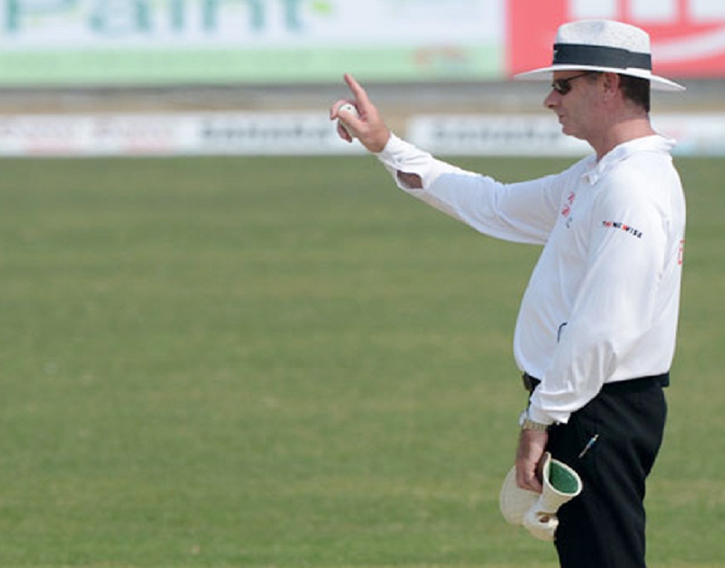 এক একটি ওয়ান ডে ম্যাচে আম্পায়াররা পকেটে পোরেন ২২ হাজার মার্কিন ডলার যা ভারতীয় মুদ্রা প্রায় সাড়ে ১৫ লক্ষ টাকা। এছাড়াও প্রতি টিটোয়েন্টি ম্যাচে আম্পায়ারদের আয় এক হাজার মার্কিন ডলার যা ভারতীয় মুদ্রায় প্রায় ৭০ হাজার টাকা।