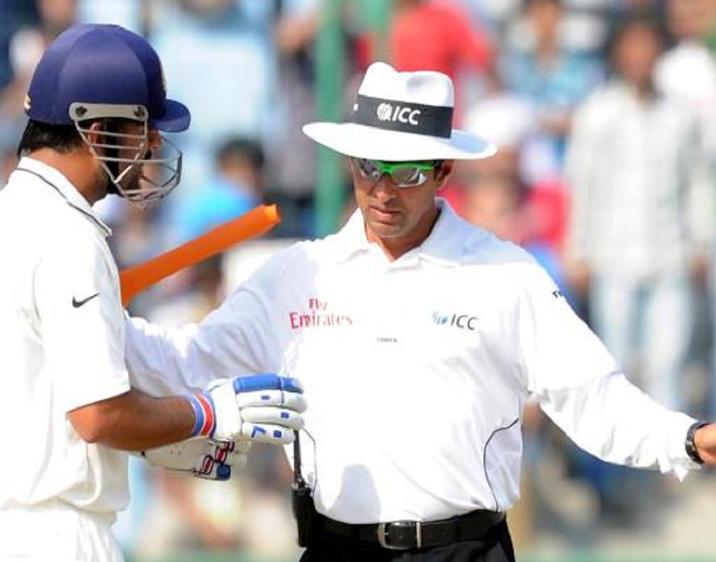 বিশ্বের সবথেকে দামি ক্রিকেট লিগ ইন্ডিয়ান প্রিমিয়ার লিগ বা আইপিএলে প্রতি ম্যাচ থেকে একজন আইসিসি এলিট প্যানেলে থাকা আম্পায়ার পেয়ে থাকেন ২৫০০ মার্কিন ডলার যা ভারতীয় মুদ্রায় প্রায় এক লক্ষ ৭০ হাজার টাকা। এখানেই শেষ নয়, ম্যাচ ফি ছাড়াও বেশ মোটা অঙ্কের টাকা পান তাঁরা।