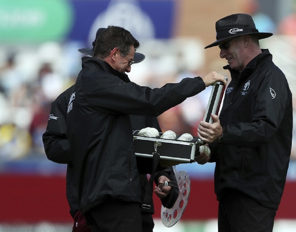 শুধু টেস্ট বা ওয়ানডে নয়, বিশ্বজুড়ে যে হারে নানা টি২০ লিগ বেড়ে চলেছে, সে দিক দিয়ে আম্পায়ারদেরও ম্যাচ ফি-ও বাড়ছে তরতর করে।