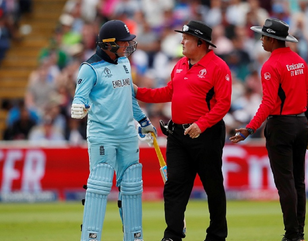 একজন ক্রিকেটারের থেকে যদিও আম্পায়ারদের ম্যাচ ফি এখনও অনেকটাই কম। একজন ক্রিকেটার যেখানে ওয়ানডে ম্যাচ ফি বাবদ পান ছয় লক্ষ টাকা, অন্যদিকে একজন আম্পায়ার পেয়ে থাকেন দেড় লক্ষ টাকার কাছাকাছি। বিশ্বকাপ-সহ নানা আইসিসি পরিচালিত টুর্নামেন্টে বাড়তি টাকা পেয়ে থাকেন আম্পায়াররা।