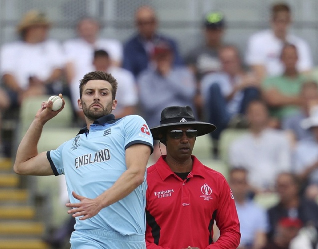 আইসিসি এলিট প্যানেল লিস্টে রয়েছেন দেশ বিদেশের ১২জন আম্পায়ার। বিশ্বকাপে বিতর্কিত আম্পায়ারিং করে দুর্নাম কুড়িয়েছেন কুমার ধর্মসেনা এবং আলিম দার। দু'জনেই কিন্তু আইসিসি এলিট প্যানেলেরয়েছেন।