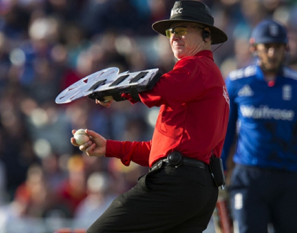 বিশ্বজুড়ে টি২০ ম্যাচের কদর বাড়ছে আর তার সঙ্গেই পাল্লা দিয়ে বাড়ছে এই ক্রিকেট ফরম্যাটেরবৈভব। সেই চোখ ধাঁধানো অর্থের প্রাচুর্য থেকে ক্রিকেটার হোক বা আম্পায়ার বাদ যাচ্ছেন না কেউই। আইসিসি স্বীকৃত বিশ্বের প্রতিটি টুর্নামেন্টে মোটা অঙ্কের টাকা পান আম্পায়াররা।