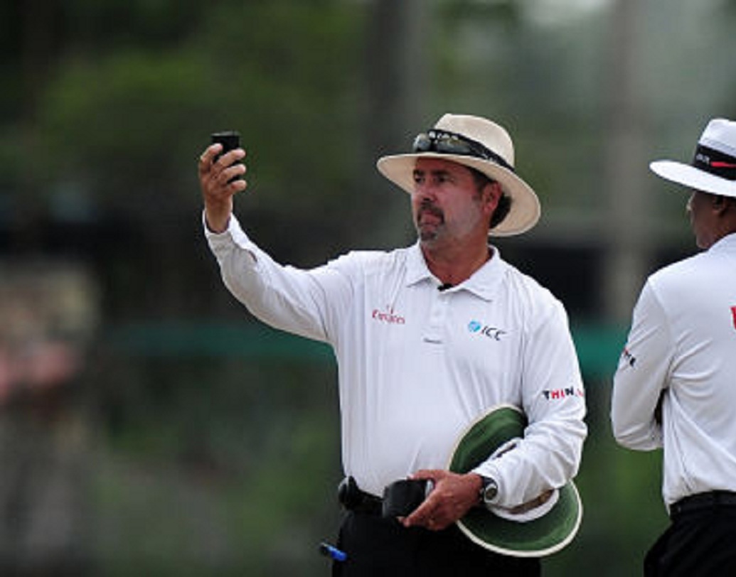 আম্পায়ার হওয়ার আবেদন করতে পারেন আপনিও। এক্ষেত্রে আইসিসির কিছু পরীক্ষায় পাশ করতে হবে।