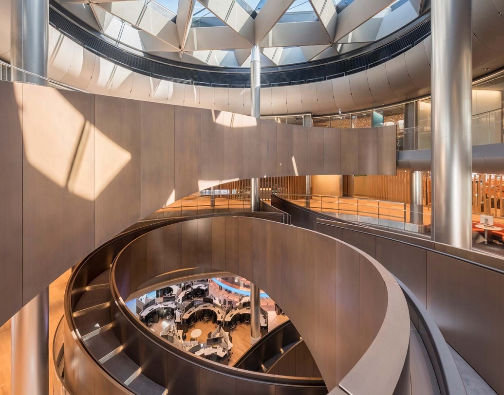 এমনই বেশি কিছু পেনের সন্ধান পাওয়া গেল লন্ডনে, ব্লুমবার্গের ইউরোপিয়ান হেডকোয়ার্টারে। ২০১০ সালে খননকার্য চলাকালীন পাওয়া যায় ১৪ হাজার শিল্পকর্ম, তাদেরই মধ্যে অন্যতম এই পেন, যার বয়স প্রায় ২০০০ বছর।