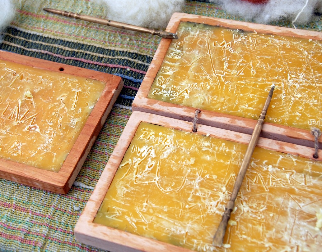 পেন বলা হলেও, আমাদের পরিচিত পেনের সঙ্গে কিন্তু এর মিল কম। ‘স্টাইলাস’টি এই সময়ের পেনের মতো কেবল দেখতেই, যা তৈরি হয়েছে লোহা দিয়ে। প্রাচীন কালে প্যাপিরাসে ও মোমের আস্তরণ যুক্ত কাঠের ট্যাবলেট এবং শিলালিপিতে লেখার কাজে ব্যবহৃত হত এই স্টাইলাস।