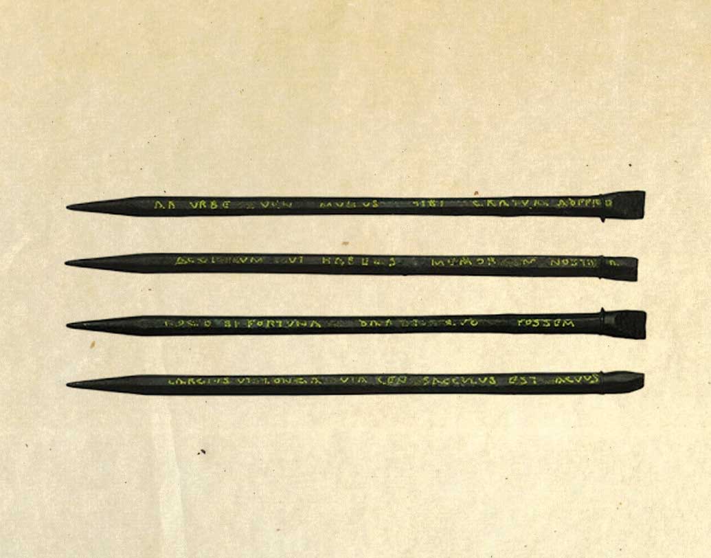 তবে এই পেনের গুরুত্ব শুধু তাঁর বয়সকালের জন্যই নয়, পেনের উপর খোদাই করা লেখা নজর কেড়েছে সবার। ২০০ খ্রিস্টাব্দে তৈরি হওয়া মোট দুশো স্টাইলাস উদ্ধার করা হলেও তাঁর মধ্যে কেবল চারটি স্টাইলাসেই লেখা ছিল তাঁর প্রাপকের উদ্দেশে একটি বার্তা।