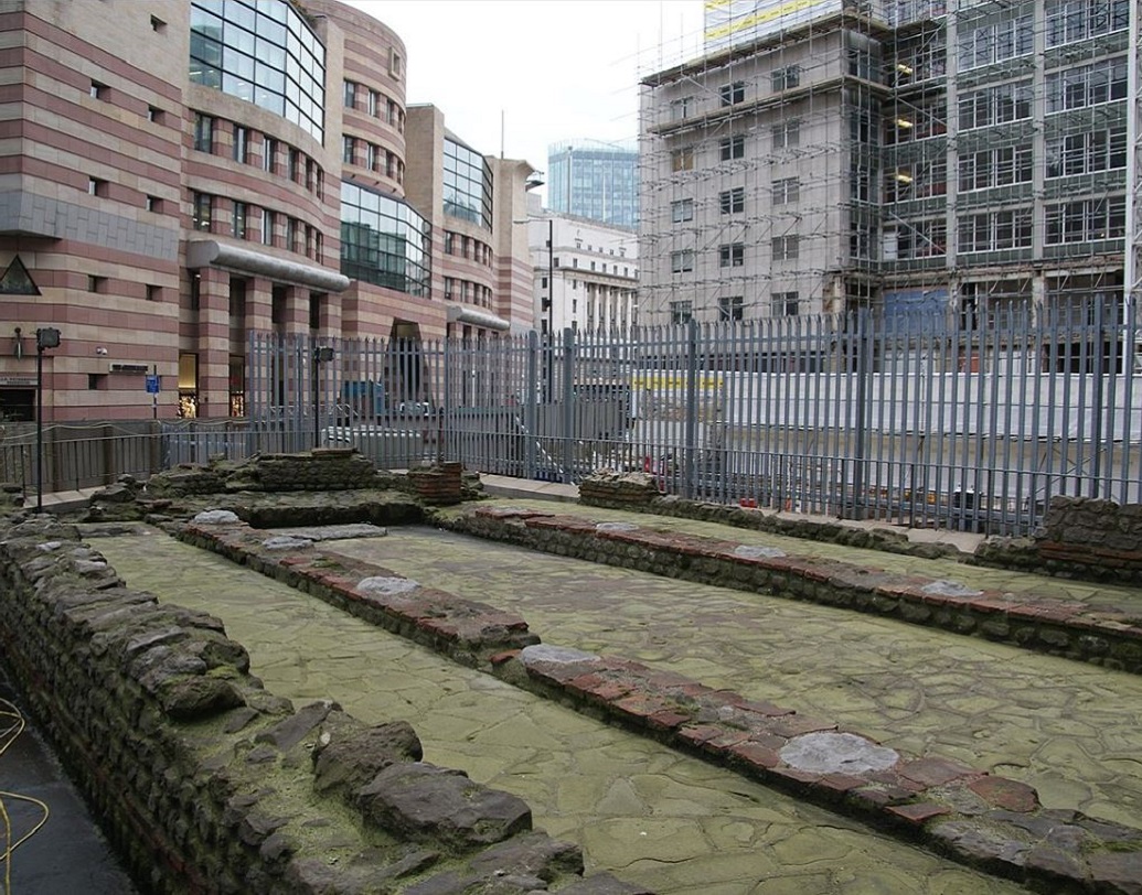 কবিতার ভাষায় মজার ছলেই উপহার গ্রহণকারীকে দাতা বলেছেন যে, ‘পকেটে টাকা না থাকায় সামান্য একটি পেনই উপহার দিলাম আমি খোদাই করে।’ ২০০০ বছর আগে রোমানদের মধ্যে যে এত ভাল কৌতুক বোধ ছিল তা দেখে অবাক বিশেষজ্ঞরা ।