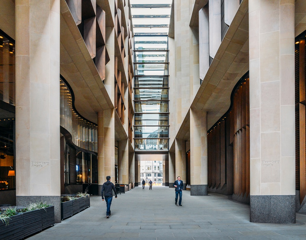 লন্ডনের ব্লুমবার্গ অফিসের ইউরোপিয়ান হেডকোয়ার্টারের মাটির তলা থেকেই পাওয়া যায় এই রোমান শিল্পকর্মগুলি। এর পিছনেও রয়েছে এক ইতিহাস। বর্তমান লন্ডনের ওয়ালব্রুক স্ট্রিটে ১৯৫৪ সালে খননকার্য চলাকালীন খোঁজ মেলে একটি রোমান মিথ্রাউমের।