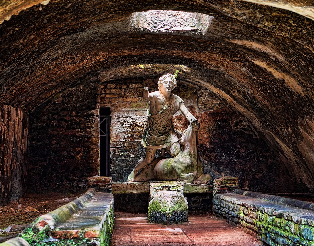 মিথ্রাউম হল রোমান দেবতা মিথ্রাসের উপাসনালয়। তৃতীয় শতাব্দীর মধ্য ভাগে তৈরি এই উপাসনালয়টি আসলে একটি গির্জা যা রোমান দেবতা মিথ্রাস ও তার যোদ্ধাদের জন্য তৈরি করা হয়েছিল। চতুর্থ শতাব্দীতে এটি বাকাসের উপাসনার জন্য অর্পিত হয়।