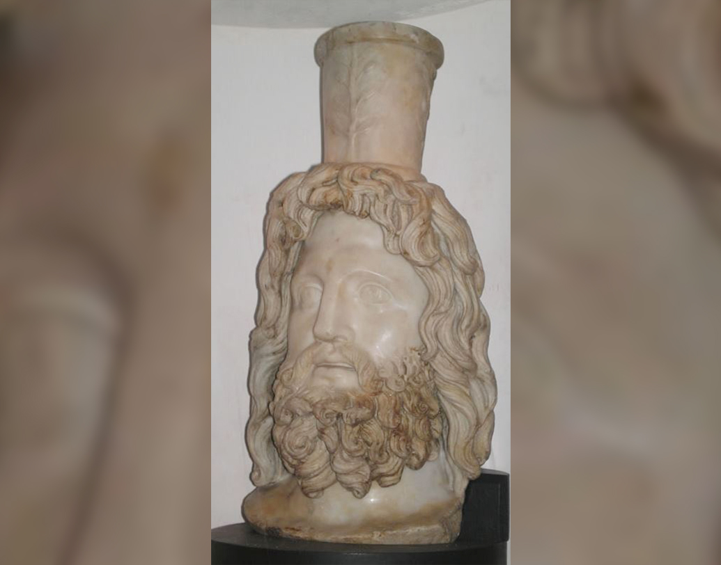 বাকাস বা ডিয়োনিসাসকে আঙুরের দেবতা হিসাবে পুজো করা হত। এই উপাসনালয়ের নীচেই চাপা দেওয়া ছিল সাদা মার্বেলের তৈরি রোমান দেবতা মিনার্ভা, মারকিউরি যিনি মৃত আত্মাদের ঈশ্বর নামেও পরিচিত এবং মিথ্রাস ও সেরাপিসের মূর্তি।