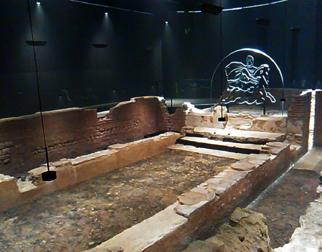 মিথ্রাউমটি আবিষ্কার হওয়ার পর গবেষকরা ১৮৮৯ সালে খুঁজে পাওয়া বেশ কিছু রোমান শিল্পকর্ম যে ওই মিথ্রাউমেরই অংশ, সেই বিষয়ে নিশ্চিত হন। আরও জানা যায় যে, এই রোমান উপাসনালয়টি ওয়ালব্রুক নদীর পূর্ব পাড়ে অবস্থিত ছিল, রোমানদের জলের প্রয়োজন মিটত এই নদীর মাধ্যমেই।