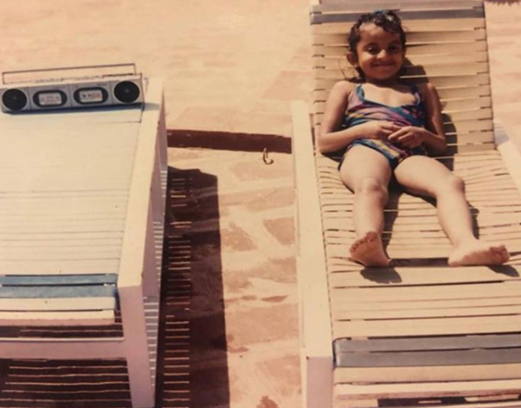 এক বর্ধিষ্ণু ব্যবসায়ী পরিবারে আজকের মুম্বইয়ে রিতিকার জন্ম ১৯৮৩-র ৫ অগস্ট। তাঁর বাবা জগজিৎ সিংহ ভাবনানী ছিলেন রিয়েল এস্টেট টাইকুন। মা, অঞ্জু ভবনানী গৃহবধূ। দেশভাগের পরে এই সিন্ধি পরিবার করাচি থেকে ওয়াঘার এ পারে চলে এসেছিলেন।