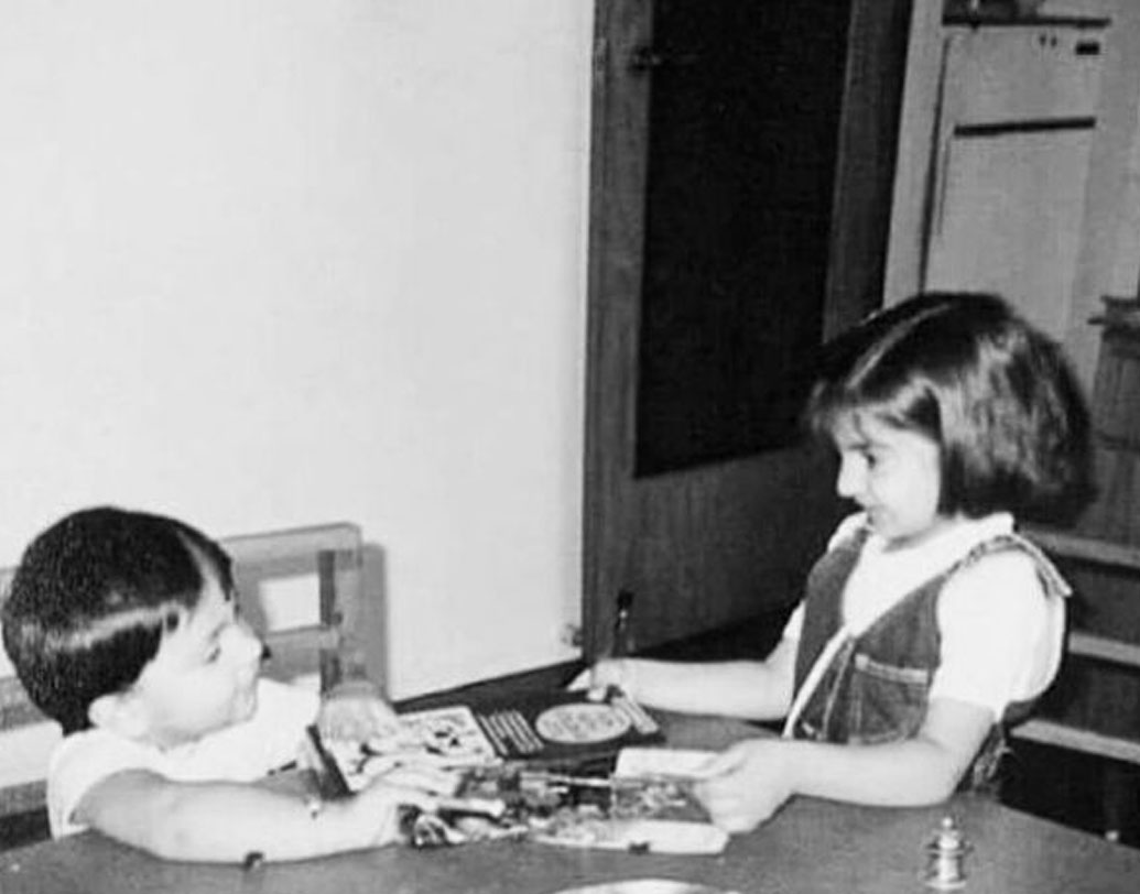 রিতিকার থেকে তাঁর ভাই দু’বছরের ছোট। শুটিং-এর জন্য বিশ্বের যে প্রান্তেই ভাই থাকুন না কেন, তাঁর কাছে পৌঁছে যায় রিতিকার পাঠানো রাখি, টিক্কা আর ‘খরচি’ বা টাকা।