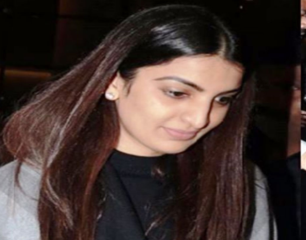 মুম্বইয়ের স্কুল এবং কলেজ থেকেই পড়াশোনা রিতিকার। তাঁর বর্তমান পেশা সম্বন্ধে বিশেষ জানা যায় না। ভাইয়ের বিয়ে হয়ে গেলেও এখনও বিয়ে করেননি রিতিকা। কারও সঙ্গে তাঁর সম্পর্ক নিয়েও কিছু জানা যায়নি।