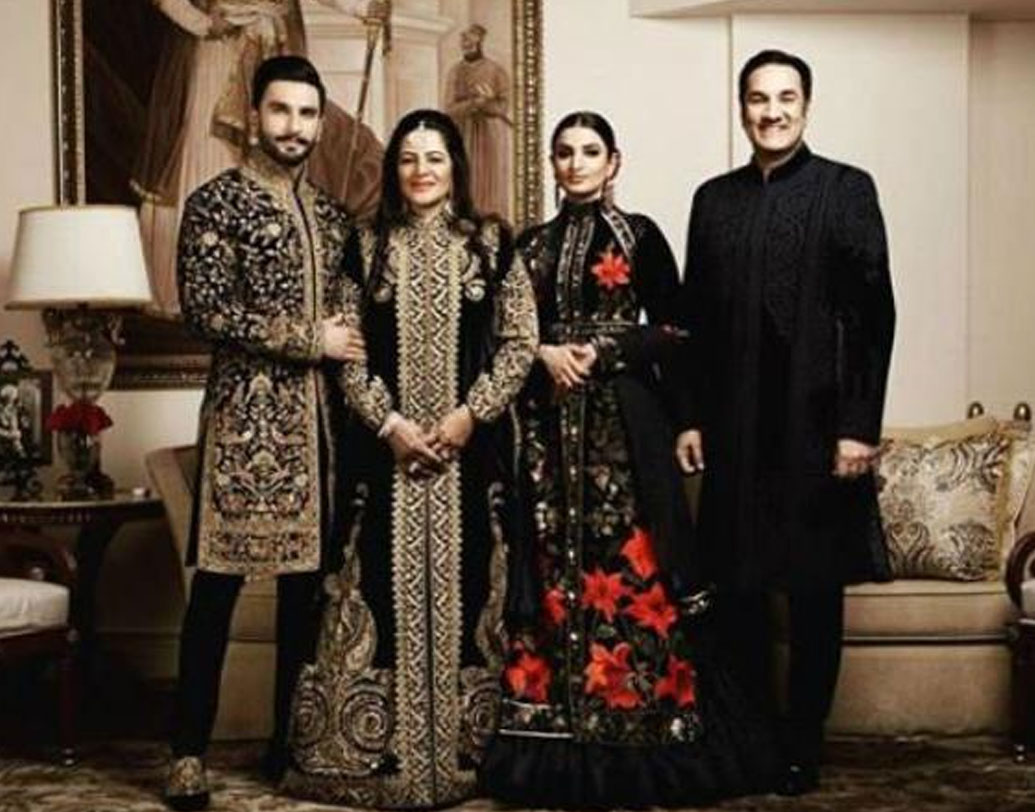 রণবীর-দীপিকার বিয়েতেই রিতিকার ছবি ইন্টারনেটে আসে। তাঁর সাজ ও ব্যক্তিত্বে নেটিজেনরা মুগ্ধ। রুচিসম্মত অথচ জমকালো সাজে রিতিকার ছবি মন জয় করেছিল নেটিজেনদের।