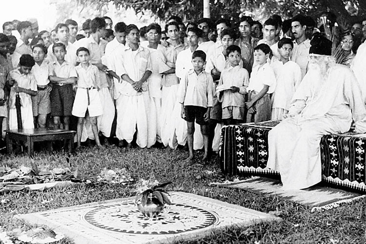 ছোটদের সঙ্গে রবীন্দ্রনাথ। ফাইল ছবি