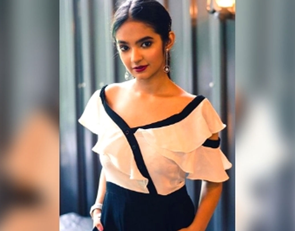 ঝাড়খণ্ডে জন্ম অনুষ্কা ১৭ বছর বয়সেই নিজের উপার্জনে একটি বিলাসবহুল বাড়ি আর গাড়ি কিনে ফেলেছে। তার একটা সাদা হুন্ডাই ভারনা আছে। তার সম্পত্তির পরিমাণ কত জানেন? আয়কর দফতরে জমা দেওয়া হিসাব অনুযায়ী ৬ কোটি ৫০ লক্ষ টাকা। এটা যদিও ২০১৮ সালের তথ্য। মিলিওনিয়র অনুষ্কার সম্পত্তি যে এই এক বছরে আরও ফুলে ফেঁপে উঠেছে, তা বলাই বাহুল্য।