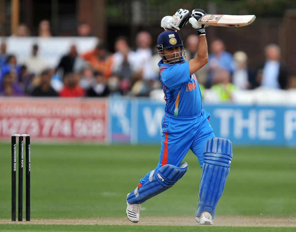 ব্যাট হাতে সচিন বহু রেকর্ড গড়েছেন, বহু রেকর্ড ভেঙেছেন। কিন্তু তাঁর স্বপ্ন ছিল ব্যাটসম্যান নয়, পেস বোলার হবেন। ১৯৮৭ সালে ডেনিস লিলি-র পেস ফাউন্ডেশন থেকে বাতিল হয়ে যান তিনি। ছোট চেহারার সচিনকে পেস বোলার নয়, ব্যাটসম্যান হওয়ার উপদেশ দেন তিনি।