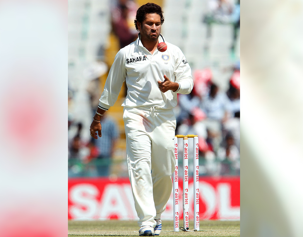 পেস বোলার হতে না পারলেও তিনি হয়েছিলেন পার্ট-টাইম স্পিনার। দলের বোলাররা বিপদে পড়লে ডাক পড়ত তাঁর। পেস বোলার হয়ে ব্যাটসম্যানদের ভয় দেখাতে না পারলেও তাঁর অফব্রেকের মাঝে হঠাৎ আসা গুগলিগুলোর উত্তর ছিল না বহু ব্যাটসম্যানের কাছেই।