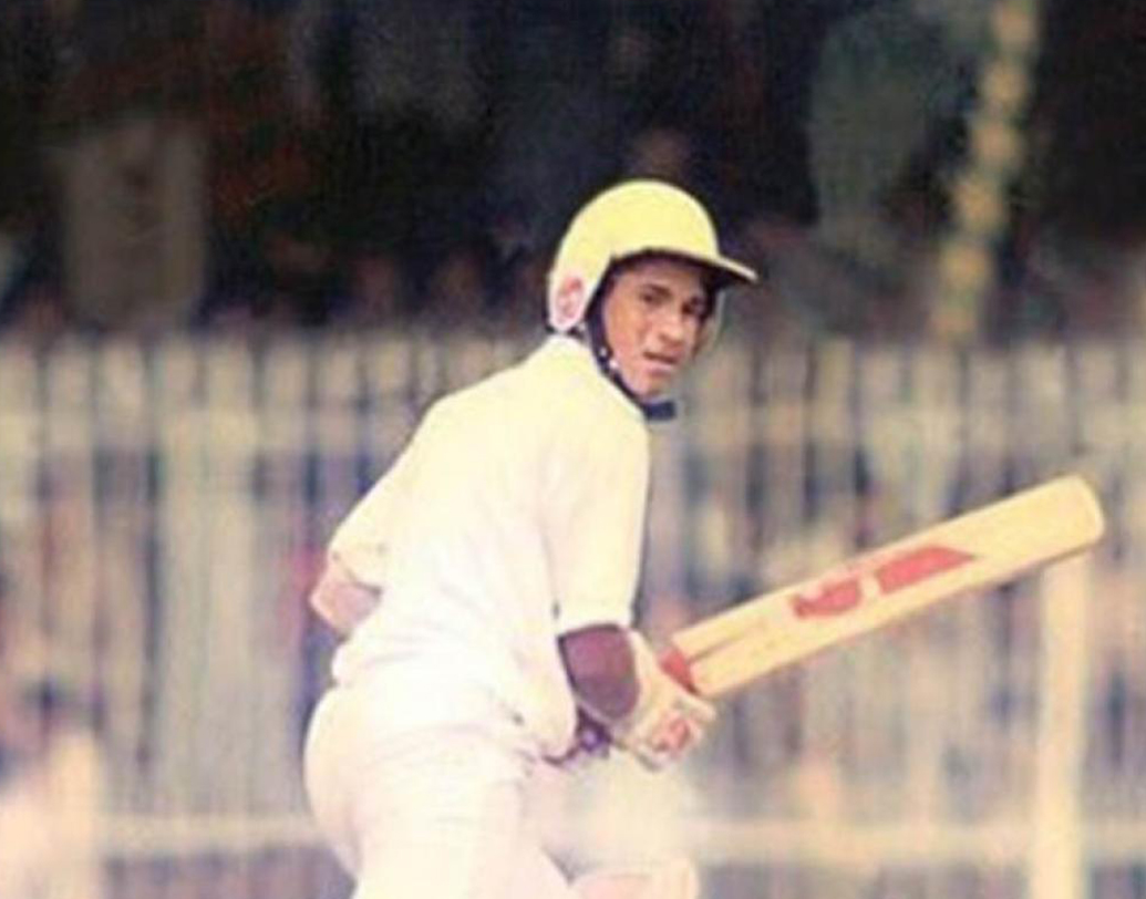 মাত্র ১৬ বছর বয়সে পাকিস্তানের বিরুদ্ধে নামিয়ে দেওয়া ঝাঁকড়া চুলের সেই ছেলেটি, ব্যাট হাতে যে একদিন নাম করবে তা প্রথম সিরিজেই আন্দাজ পাওয়া গিয়েছিল। সেই সময়ের ভয়ঙ্কর পাকিস্তান বোলারদের বিরুদ্ধে প্রমাণ দিয়েছিলেন তাঁর কঠিন মানসিকতার। তবে বল হাতেও কিন্তু খুব বেশি দিন দমিয়ে রাখা যায়নি তাঁকে।