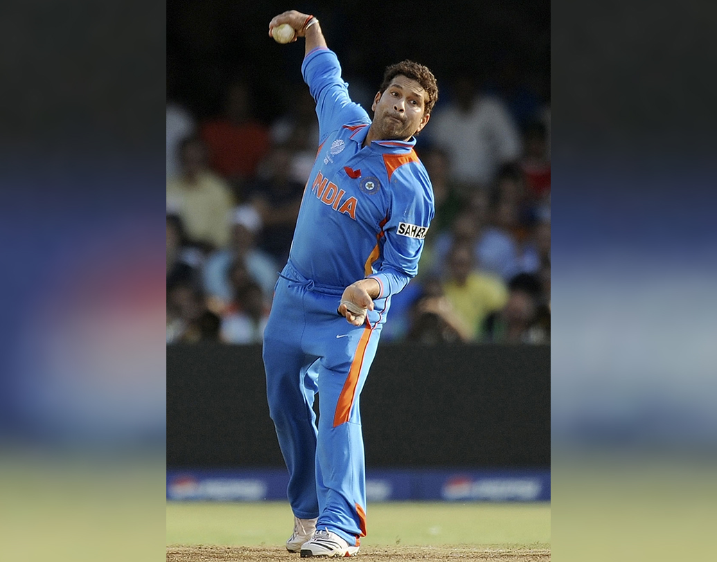 তিনিই একমাত্র আন্তর্জাতিক বোলার, যাঁর দখলে রয়েছে একাধিকবার শেষ ওভারে ছয় রান বা তার কম রান বাঁচিয়ে ম্যাচ জয়ের রেকর্ড। ১৯৯৩ সালে দক্ষিণ আফ্রিকার বিরুদ্ধে এবং ১৯৯৭ সালে অস্ট্রেলিয়ার বিরুদ্ধে তিনি ম্যাচ জেতান বল হাতে। দক্ষিণ আফ্রিকার বিরুদ্ধে শেষ ওভারে বাকি ছিল ছয় এবং সচিন দিয়েছিলেন মাত্র তিন রান। আর অস্ট্রেলিয়ার বিরুদ্ধে বাকি থাকা একটি উইকেট তিনি তুলে নিয়েছিলেন প্রথম বলেই।