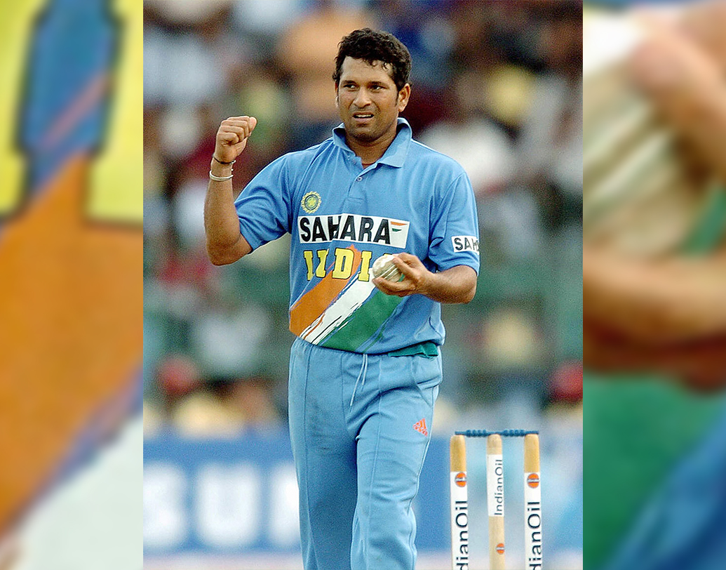 ২০০৪ সালের এশিয়া কাপ দেখল এক অন্য সচিনকে। ব্যাট হাতে ধারাবাহিক হলেও বল হাতে ছিল ধারাবাহিকতার অভাব। কিন্তু সে বারের এশিয়া কাপে ছয় ম্যাচে ১২ উইকেট নিয়ে মুছে দেন সেই অপবাদ। ১৪ উইকেট নিয়ে ইরফান পাঠানের পরেই ছিলেন সর্বাধিক উইকেট নেওয়ার তালিকায়। এবং ভারতীয় স্পিনার হিসেবে তিনি এখনও অবধি এশিয়া কাপে এক সিরিজে সর্বোচ্চ উইকেট শিকারি।