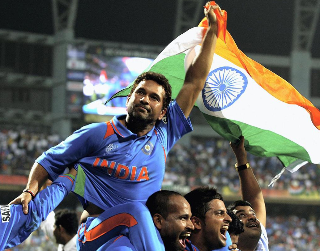 সচিন রমেশ তেন্ডুলকরই এক মাত্র আন্তর্জাতিক টেস্ট ক্রিকেটার যাঁর ঝুলিতে রয়েছে একই সঙ্গে ১১ হাজার রান ও ৪০টি-র বেশি উইকেট। এই নজির আর কোনও অলরাউন্ডারের ঝুলিতে কিন্তু নেই।