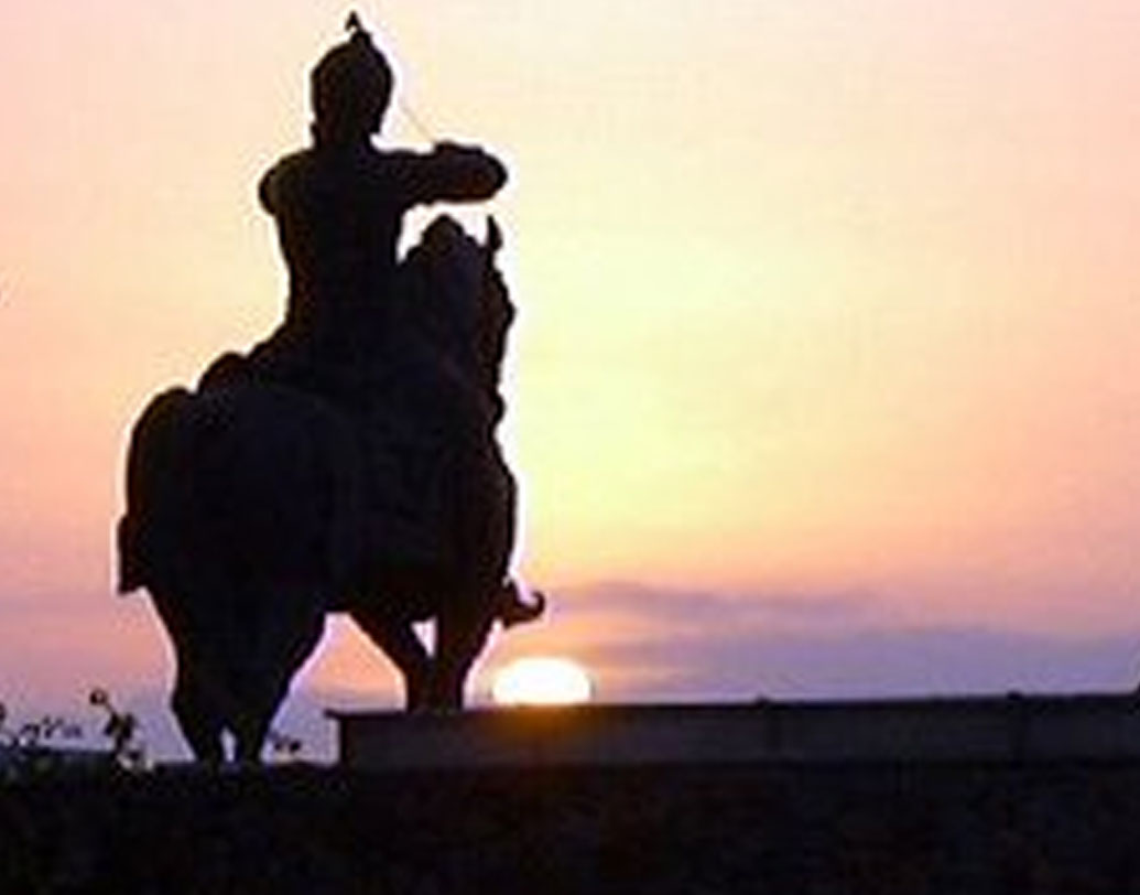 ১৯৪৩ সালে সিংহাসনে অভিষেক হয় ব্রজরাজের। অতি-বিলাসী জীবন কাটাতে অভ্যস্ত ছিলেন তিনি। সংবাদমাধ্যমে এক সাক্ষাৎকারে তিনি জানিয়েছিলেন তরুণ বয়সে কার্যত আসক্ত ছিলেন সুরা ও ধূমপানে। শৌখিন ছিলেন গাড়ি নিয়ে। বাজারে নিত্যনতুন গাড়ি এলেই কেনার জন্য উদগ্রীব হয়ে থাকতেন।   প্রতীকী ছবি।