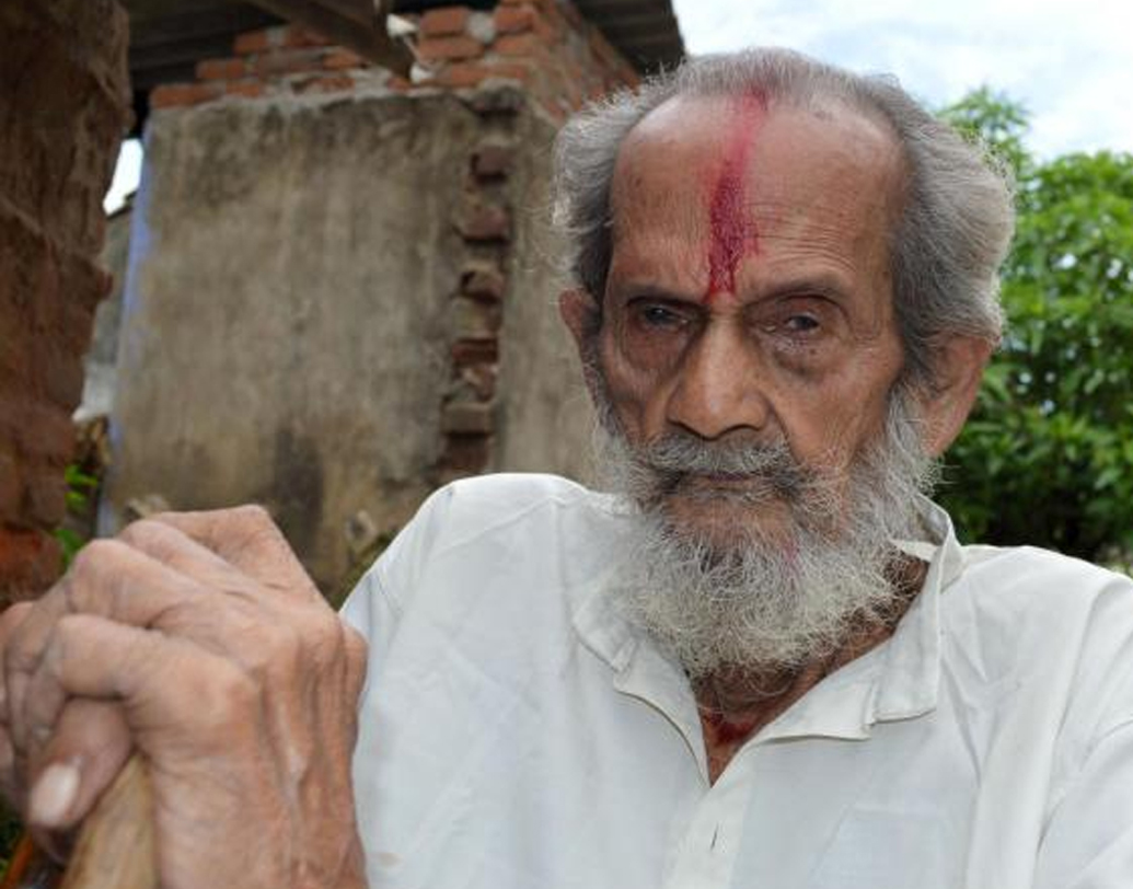 বিচ্ছিন্ন দ্বীপের মতো জীবনে ব্রজরাজের সম্বল বলতে কেন্দ্রীয় সরকারের দেওয়া সামান্য ভাতা। পরে ১৯৭৫ সালে সেই ভাতাও বন্ধ করে দেন তৎকালীন প্রধানমন্ত্রী ইন্দিরা গাঁধী। এরপর এক সময়ের প্রজাদের দয়া দাক্ষিণ্যই ছিল ব্রজরাজের বেঁচে থাকার ভরসা।