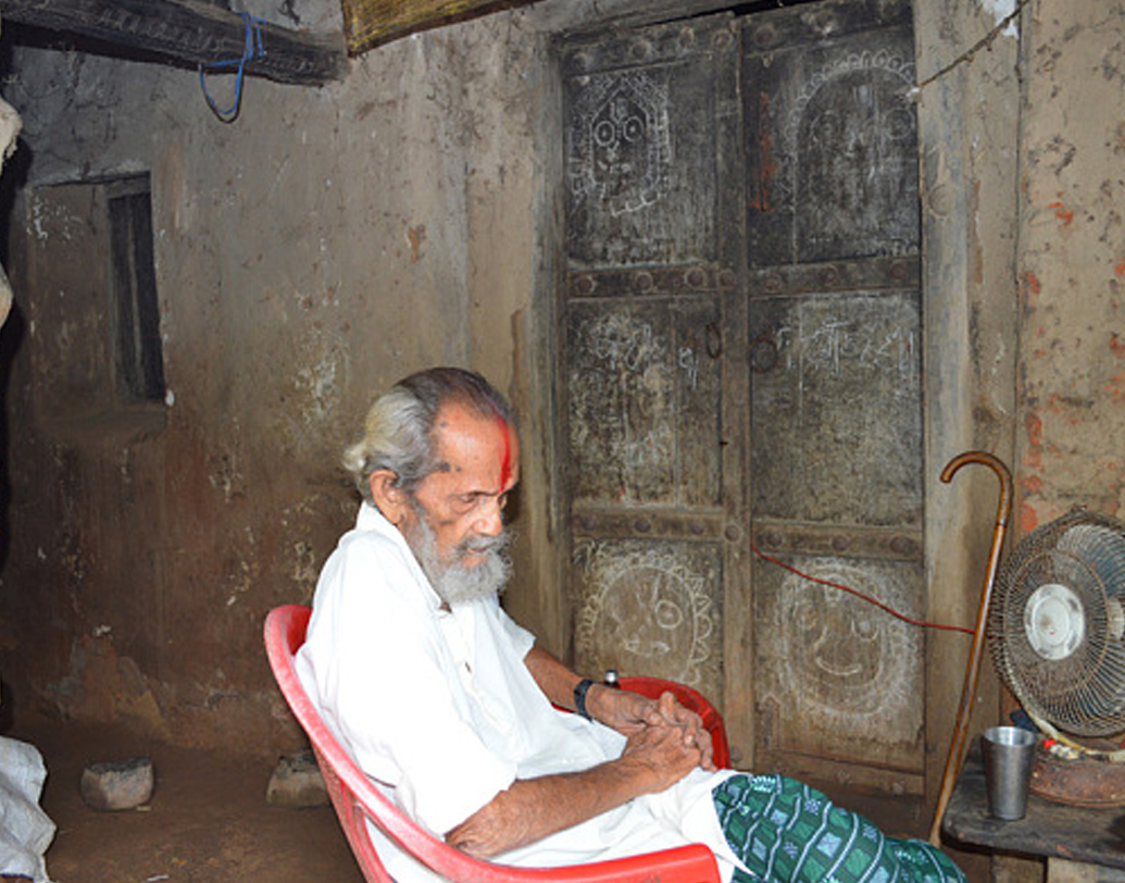 ব্রজরাজের ছ’জন সন্তানের এক জন মারা গিয়েছিলেন তাঁর জীবদ্দশাতেই। বাকি তিন জন ছেলে এবং দুই মেয়েও যোগাযোগ রাখতেন না। নিঃসঙ্গ অবস্থাতেই মারা গিয়েছিলেন মুকুটহীন রাজা। ২০১৫ সালের ৩০ নভেম্বর।  ছবি: সোশ্য়াল মিডিয়া