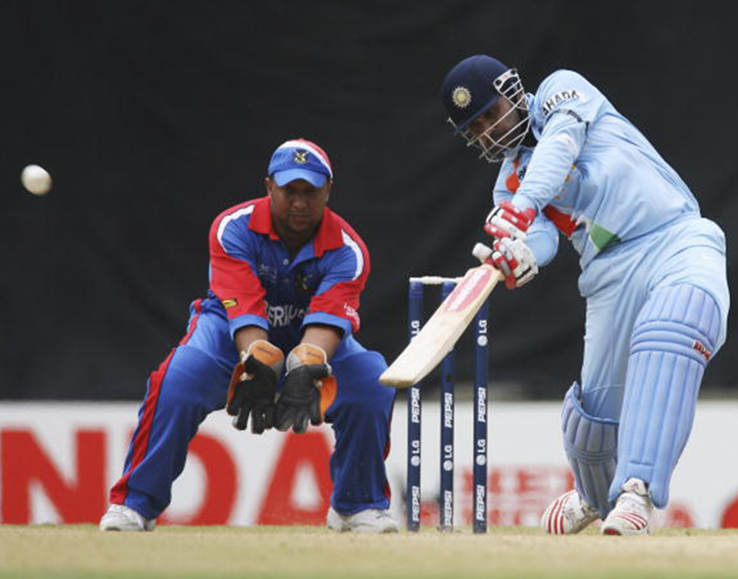 তবে কুইন্স পার্ক ওভালের মাঠের কথা উঠলেই ভারতীয় ক্রিকেটভক্তদের মনে পড়ে যায় ২০০৭-এর বিশ্বকাপ। সে বার গ্রুপ লিগের ম্যাচে এই মাঠে দ্রাবিড়ের ভারত মুখোমুখি হয় বারমুডার। ৪১৩ রানের পাহাড় তৈরি করেন সহবাগ-সৌরভরা। ২৫৭ রানে সেই ম্যাচ জিতে নেয় ভারত।