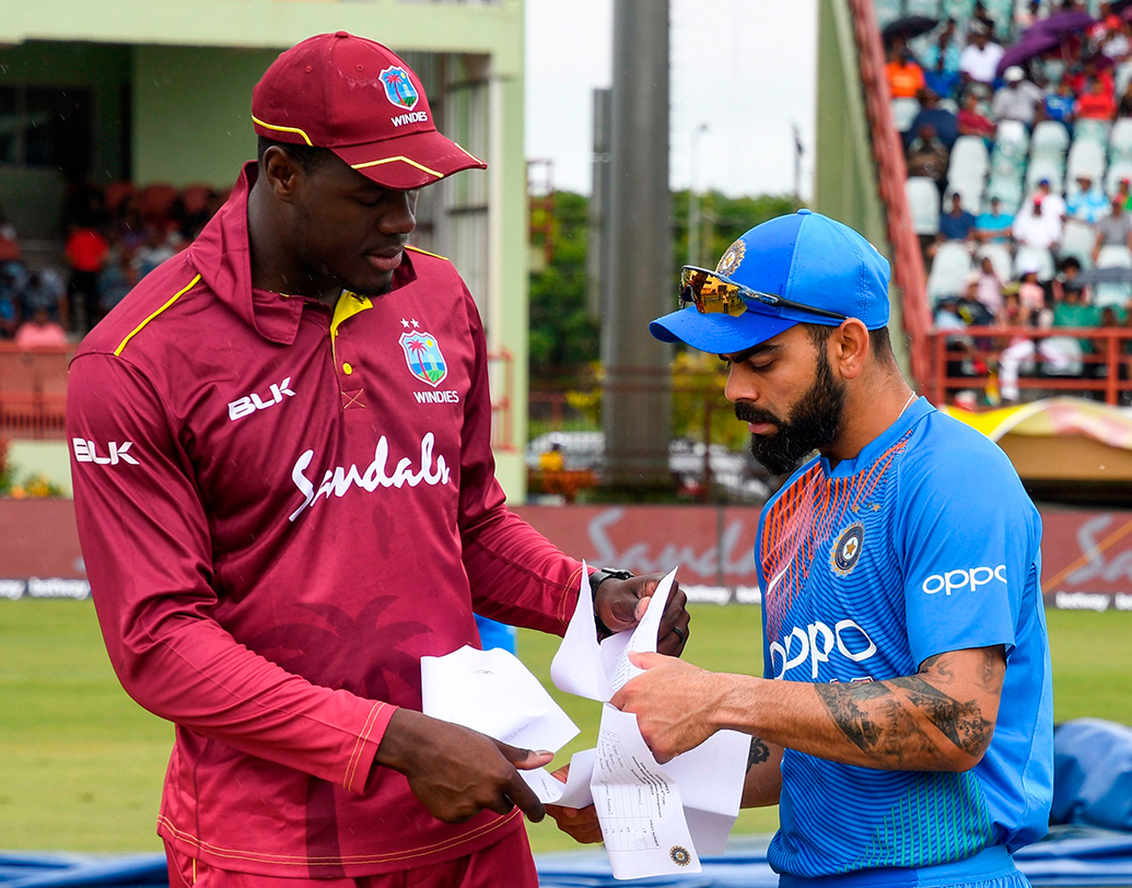 আজকের ম্যাচেও কি জয় ছিনিয়ে নিতে পারবে ভারত? বিরাটের ব্যাট থেকে কি বেরিয়ে আসবে শতরান? সব প্রশ্নের উত্তর পাওয়া যাবে আর কিছু ক্ষণের মধ্যেই।