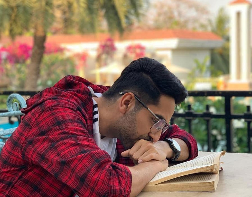 তিনি সেই বিরল কুশীলবদের মধ্যে একজন, যিনি অভিনয়ের পাশাপাশি ভালবাসেন বই পড়তে, কবিতা লিখতে, গান করতে। হিন্দিতে নিয়মিত লেখেন নিজের ব্লগে। বহু নেটিজেনই তাঁর ব্লগের গুণমুগ্ধ পাঠক।