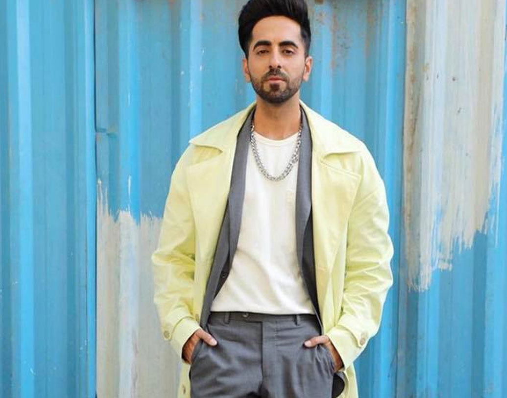 কলেজে পড়ার সময়ে বন্ধুদের সঙ্গে দিল্লি-মুম্বই দূরপাল্লার ট্রেনের কামরায় গান গাইতেন আয়ুষ্মান। তাঁদের পারফরম্যান্সে খুশি হয়ে টাকা দিতেন যাত্রীরা। এক সাক্ষাৎকারে আয়ুষ্মান জানিয়েছেন, একবার এত টাকা জমেছিল, তাঁরা সবাই মিলে গোয়া বেড়াতে চলে গিয়েছিলেন।