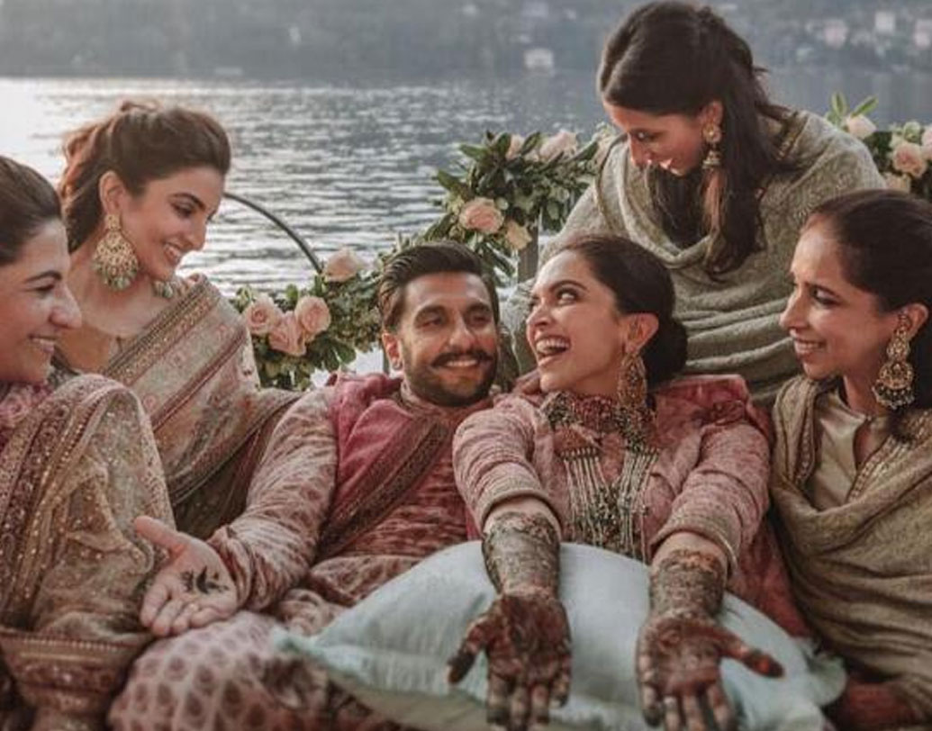 তবে দিদি দীপিকা, জিজু রণবীর সিংহের সঙ্গে অনীশার সম্পর্ক বন্ধুর মতো। অনীশা বলেন, দিদি দীপিকা তাঁর কাছে মায়ের মতো। আবার দীপিকা জানিয়েছিলেন, জীবনে যখন অবসাদের শিকার হয়ে পড়েছিলেন, তখন সবথেকে সাহায্য পেয়েছিলেন বোনের কাছে থেকেই।