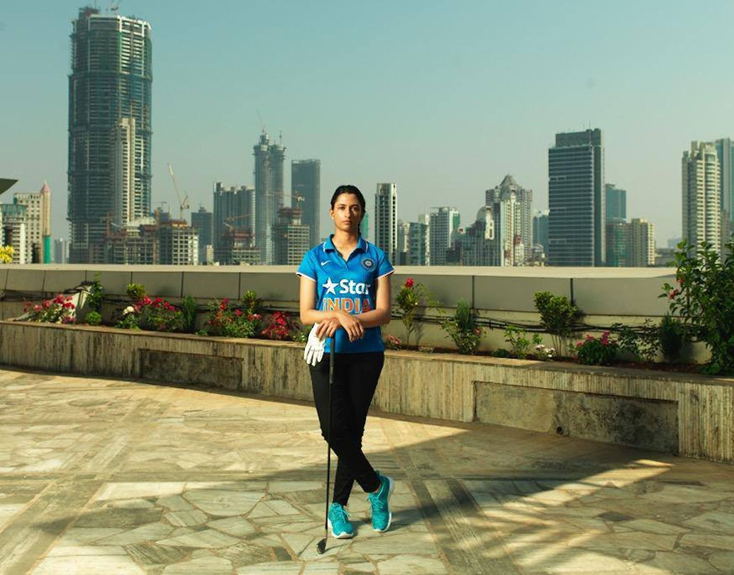 অভিনয় নিয়ে অনীশার কোনও আগ্রহ নেই। নেই গ্ল্যামারবৃত্তে আসার পরিকল্পনাও। তিনি খুশি নিজের পরিচয় নিয়েই। বাবার পরে তিনিও পরিবারে বজায় রাখলেন খেলাধূলার ধারা।