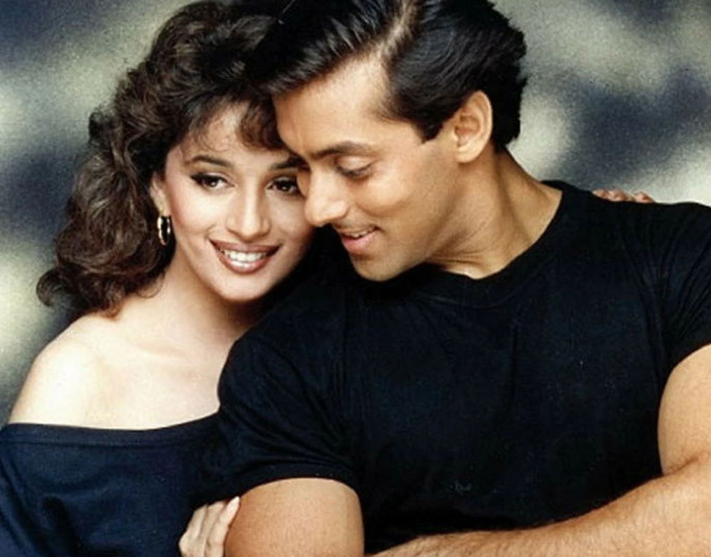 ‘হম আপকে হ্যায় কৌন’ প্রথম বলিউড ছবি যা বক্স অফিসে ১০০ কোটি টাকার ব্যবসা করে। তবে এখানেই থেমে থাকেনি। সব মিলিয়ে মোট ২০০ কোটির ব্যবসা করেছিল এই ছবি। ৩ ঘণ্টা ৪৩ মিনিটের ম্যারাথন এই ছবি আজও দেখতে শুরু করলে মাঝপথে উঠে যাওয়া যায় না। কিন্তু ২৫ বছর পর ছবির তারকারা কেমন আছেন, কী করছেন জানেন? খোঁজ নেওয়া যাক তাঁদের।