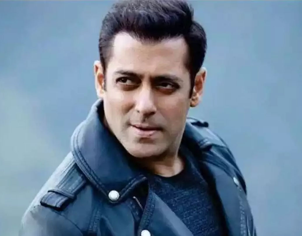 সলমল খান: সলমন তখন ইন্ডাস্ট্রিতে একেবারেই নতুন। সাকুল্যে ২-৩টে ছবি করেছেন। মাধুরী দীক্ষিত তখন কিন্তু ভীষণ জনপ্রিয়। আর আজ? সলমন আজও সমান তালে ছবি করে যাচ্ছেন। তবে এই ২৫ বছরে অনেক বিতর্ক জড়িয়ে গিয়েছে তাঁর নামের সঙ্গে। ২৫ বছর আগে আর পরে, এই দুই সলমনের মধ্যে মিল একটাই— সলমন তখনও ব্যাচেলার ছিলেন, আজও আছেন।